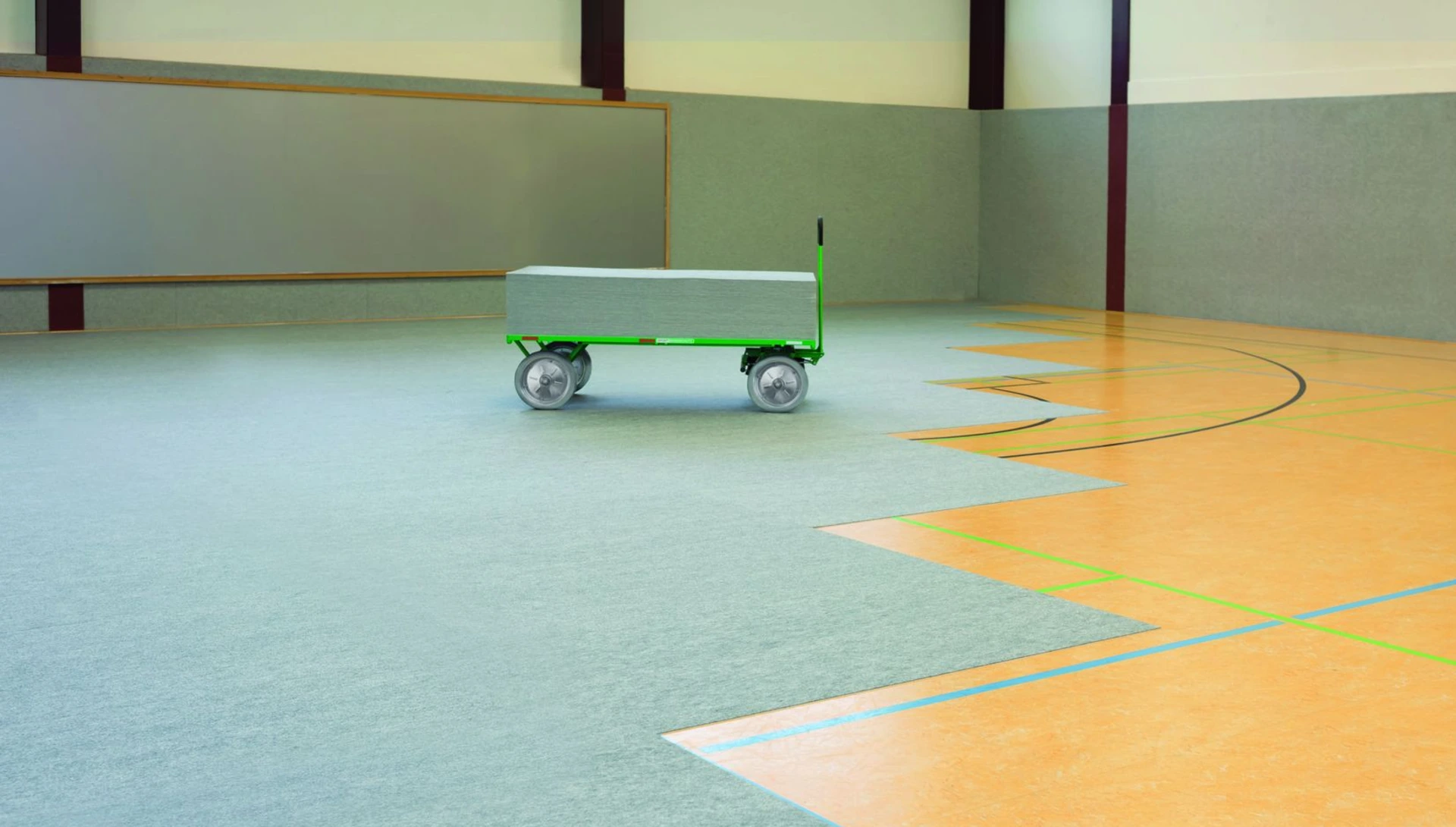 Verlegter Bodenschutz auf Sporthallenboden