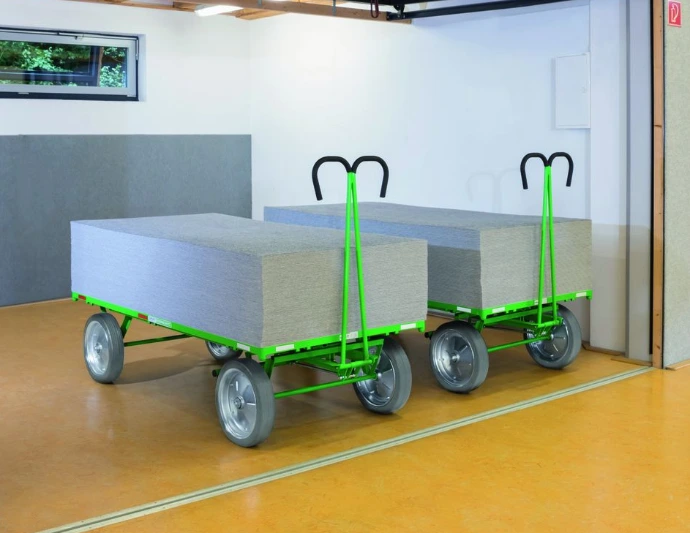 Transportwagen mit gestapelten Schutzplatten in Sporthalle