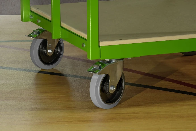 Mattenwagen mit grünem Rahmen auf Hallenboden