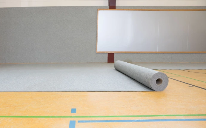 ExpoColor Nadelfilz als Rollenware in Sporthalle ausgerollt