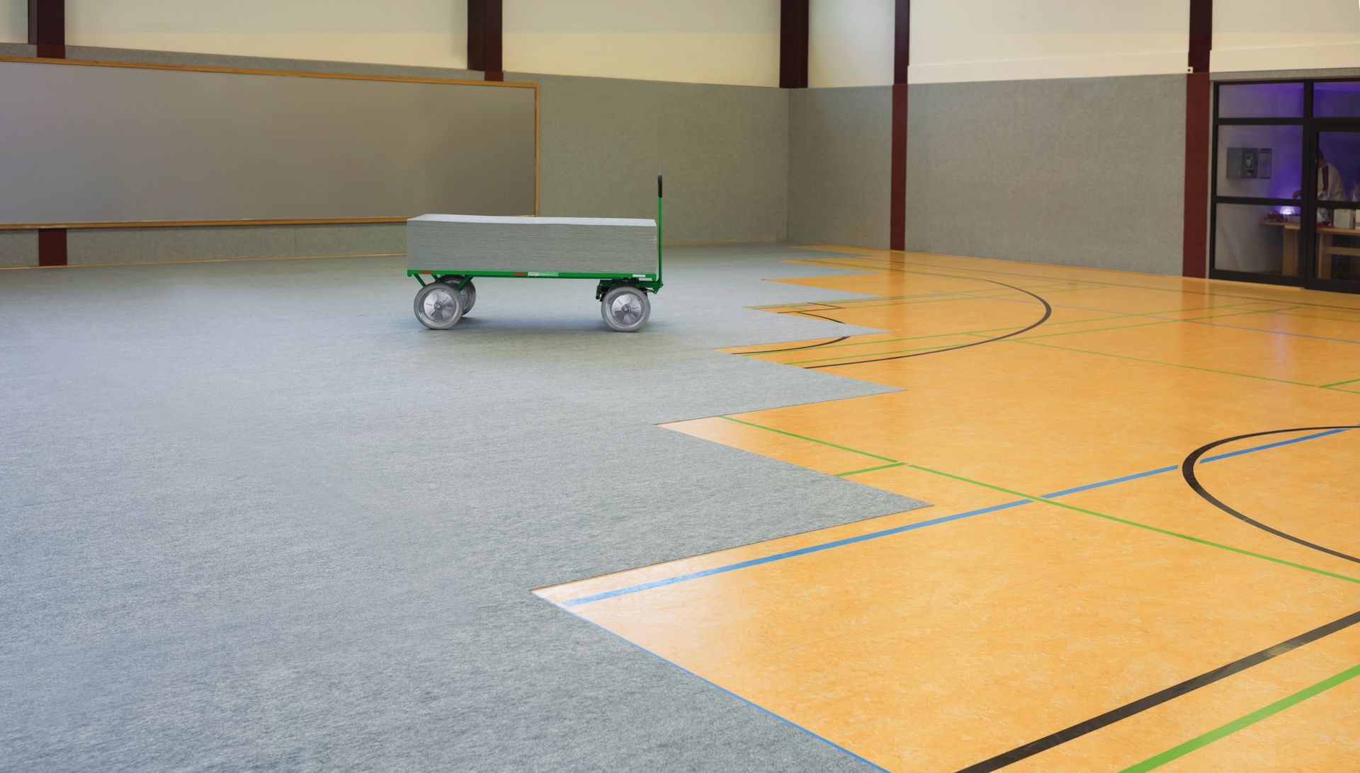 Transportwagen mit Schutzbelag in Sporthalle