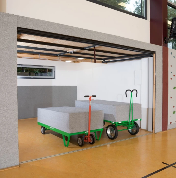 Zwei Transportwagen mit eingelagerten Schutzplatten